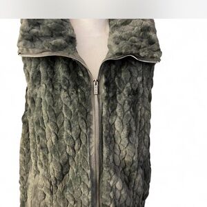 SALE 🛍️Catherine Malandrino Grey Teddy faux fur cable knit vest. Very cozy!